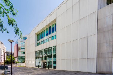 Paris, Fransa - 17 Temmuz 2024: Matematik ve bilgisayar bilimleri alanında uzmanlaşmış bir Fransız kamu bilimsel ve teknolojik kuruluşu INRIA 'nın dış görünümü