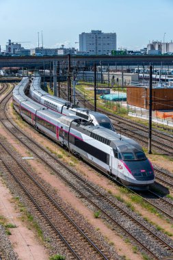 Paris, Fransa - 17 Temmuz 2024: Gare de Lyon istasyonu yakınlarındaki TGV Inoui treni. TGV, Fransa 'nın ulusal demiryolu şirketi SNCF tarafından işletilen Fransa' nın şehirlerarası yüksek hızlı demiryolu hizmeti.