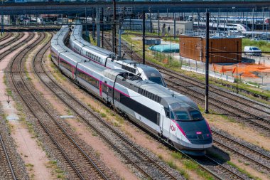 Paris, Fransa - 17 Temmuz 2024: Gare de Lyon istasyonu yakınlarındaki TGV Inoui treni. TGV, Fransa 'nın ulusal demiryolu şirketi SNCF tarafından işletilen Fransa' nın şehirlerarası yüksek hızlı demiryolu hizmeti.