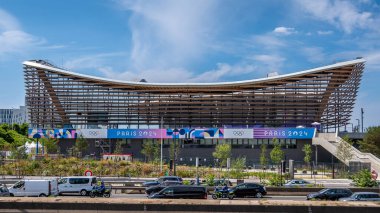 Saint-Denis, Fransa - 18 Temmuz 2024: Olimpiyat Sucul Merkezi 'nin dış görünümü Paris 2024 Yaz Olimpiyatları için inşa edildi ve dekore edildi