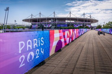 Saint-Denis, Fransa - 18 Temmuz 2024: Fransa 'nın en büyük stadyumu ve Paris 2024 Yaz Olimpiyatları için dekore edilmiş bir Olimpiyat salonu olan Stade de France' ın uzak manzarası