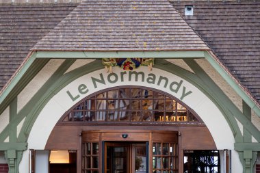 Deauville, Fransa - 21 Temmuz 2024 Deauville 'deki Le Normandy Barriere otelinin girişinin detayları. Normandiya, geleneksel Norman tarzı mimaride inşa edilmiş büyük bir saray otelidir.