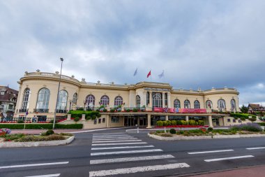 Deauville, Fransa - 21 Temmuz 2024 Deauville Kumarhanesi 'nin dış görünüşü. 1912 'de inşa edilen Deauville kumarhanesi Lucien Barriere grubuna aittir.