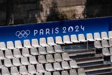 Paris, Fransa - 19 Temmuz 2024: Paris 2024 Yaz Olimpiyatları 'nın açılış töreni için Seine nehrinin kıyısında tribünlerdeki koltuklar inşa edildi. Kimse yok.