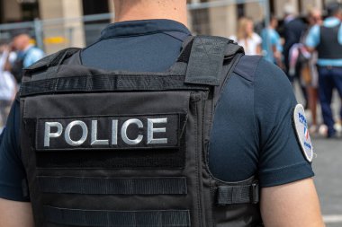 Paris, Fransa - 25 Temmuz 2024: Fransız bir polis memuru tarafından giyilen kurşun geçirmez yeleğin arkasına yakın plan 