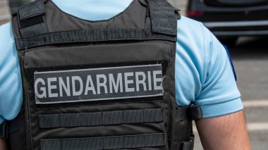 Paris, Fransa - 25 Temmuz 2024: Bir Fransız jandarması tarafından giyilen kurşun geçirmez yeleğin arkasına yazılmış 