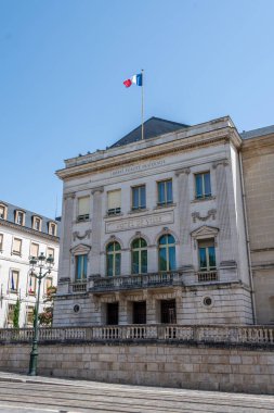 Orleans, Fransa - 31 Temmuz 2024: Merkez-Val de Loire bölgesindeki Loiret bölgesinde yer alan bir Fransız komünü olan Orleans belediye binasının dış görünümü