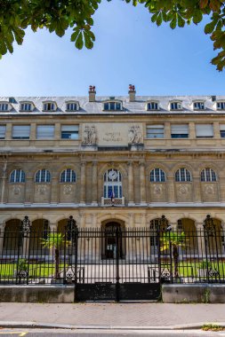 Paris, Fransa - 22 Ağustos 2024: Paris-Cite Üniversitesi Sağlık Fakültesi 'ne bağlı Paris Eczacılık Fakültesi' ne ev sahipliği yapan binanın dış görünümü