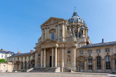 Paris, Fransa - 22 Ağustos 2024: Notre-Dame du Val-de-Grace Katolik Kilisesi 'nin dış görünüşü, 17. yüzyılda Barok tarzında inşa edilmiş ve Fransız tarihi anıtı olarak listelenmiştir.