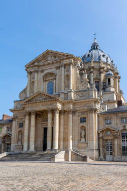 Paris, Fransa - 22 Ağustos 2024: Notre-Dame du Val-de-Grace Katolik Kilisesi 'nin dış görünüşü, 17. yüzyılda Barok tarzında inşa edilmiş ve Fransız tarihi anıtı olarak listelenmiştir.