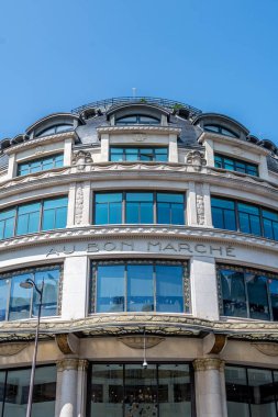 Paris, Fransa - 22 Ağustos 2024: Bon Marche binasının cephesi. Le Bon Marche, eski adıyla 'Au Bon Marche', Paris 'in 7.