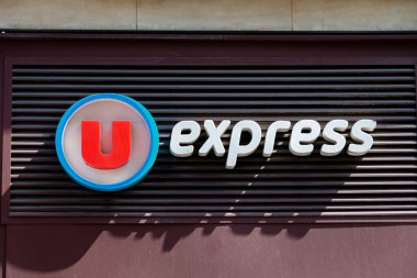 Paris, Fransa - 22 Ağustos 2024: U-Express süpermarketinin imzası ve logosu. U Express, Fransız Cooprative U (eski adıyla Systme U) ağına ait bir markettir.)