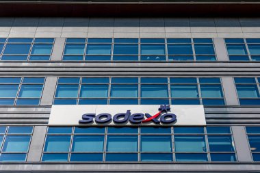 Issy-les-Moulineaux, Fransa - 26 Ağustos 2024: Sodexo genel merkezinin bulunduğu binanın imzası ve logosu. Sodexo, Fransız gıda ve tesis yönetimi şirketidir.
