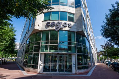 Issy-les-Moulineaux, Fransa - 26 Ağustos 2024: Cegos genel merkezine giriş. Cegos grubu profesyonel ve sürekli eğitim alanında uzmanlaşmış bir Fransız şirketidir.
