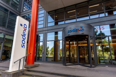 Issy-les-Moulineaux, Fransa - 26 Ağustos 2024: Sodexo genel merkezinin bulunduğu binaya giriş. Sodexo, Fransız gıda ve tesis yönetimi şirketidir.