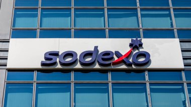 Issy-les-Moulineaux, Fransa - 26 Ağustos 2024: Sodexo genel merkezinin bulunduğu binanın imzası ve logosu. Sodexo, Fransız gıda ve tesis yönetimi şirketidir.