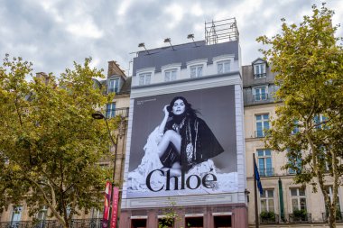 Paris, Fransa - 6 Eylül 2024: Fransız moda markası Chloe için büyük reklam panosu, Paris 'teki bir binanın restorasyon çalışmalarını kapsıyor.