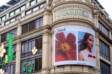 Paris, Fransa - 10 Eylül 2024: Paris 'te ünlü bir Paris mağazası olan Printemps' in ön cephesinde Chloe Eau de Parfum 'un reklam panosu. Chloe, Fransız lüks bir moda markası.