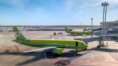 Domodedovo Uluslararası Havalimanı, Moskova, Rusya Federasyonu - 24 Eylül 2024: İki uçak (Airbus A320-271N ve Boeing 737-8LP arkada) Rus havayolu S7 Airlines 'a aittir.