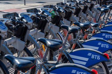 Moskova, Rusya Federasyonu - 20 Eylül 2024: Velobike istasyonunda bir dizi kiralık bisikletin yakın çekimi. Velobike, Moskova şehri tarafından işletilen bir self-servis bisiklet paylaşım sistemidir.
