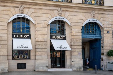 Paris, Fransa - 1 Ekim 2024: Hublot butiğinin dış görünüşü Place Vendome 'un Paris' te olduğunu gösteriyor. Hublot, LVMH grubuna ait kaliteli saat yapımında uzmanlaşmış bir İsviçre şirketidir.