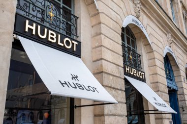 Paris, Fransa - 1 Ekim 2024: İnbot butiğinin imzası ve logosu Place Vendome, Paris 'te bulundu. Hublot, LVMH grubuna ait kaliteli saat yapımında uzmanlaşmış bir İsviçre şirketidir.