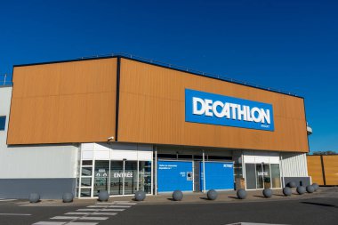 Anglet, Fransa - 13 Ekim 2024: bir dekatlon mağazasının dış görünüşü. Decathlon, perakende satış sporları, giysi ve ekipman üzerine uzmanlaşmış bir Fransız şirketidir.