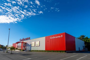 Anglet, Fransa - 13 Ekim 2024: Bir Conforama mobilya mağazasının dış görünüşü. Conforama, Avrupa 'da 200' den fazla mağazası olan bir Fransız ev mobilyası perakende zinciri.