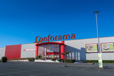 Anglet, Fransa - 13 Ekim 2024: Bir Conforama mobilya mağazasının dış görünüşü. Conforama, Avrupa 'da 200' den fazla mağazası olan bir Fransız ev mobilyası perakende zinciri.