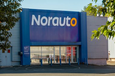 Anglet, Fransa - 13 Ekim 2024: Norauto merkezinin dış görünüşü. Norauto, Mobivia Grubu 'nun bir parçası olan hızlı otomobil tamiri, bakım ve otomotiv ekipmanları üzerine uzmanlaşmış bir Fransız şirketidir.