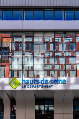 Nanterre, Fransa - 23 Ekim 2024: Büyük Paris metropolünün batı banliyölerinde yer alan Hauts-de-Seine departman konseyi binasının ön cephesi