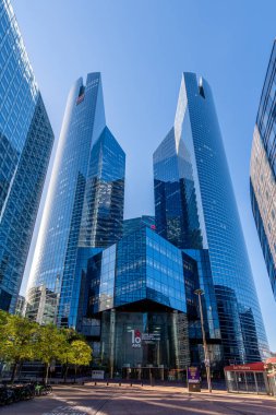 Puteaux, Fransa - 23 Ekim 2024: Paris La Defense iş bölgesinde yer alan Fransız Societe Generale bankasının ikiz kulelerinin dış görünümü