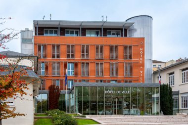 L 'Hay-les-Roses, Fransa - 3 Kasım 2024: Ile-de-France bölgesinde Val-de-Marne bölgesinde yer alan bir Fransız kasabası olan L' Hay-les-Roses belediye binasının dış görünüşü