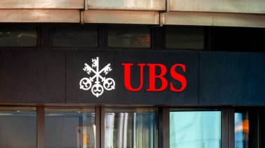 Cenevre, İsviçre - 17 Kasım 2024: UBS banka şubesinin girişinde imza ve logo. UBS Group AG, İsviçreli bir uluslararası bankacılık grubudur.