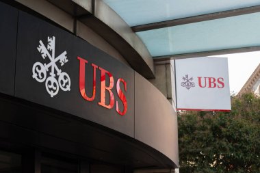 Cenevre, İsviçre - 17 Kasım 2024: UBS banka şubesinin girişinde imza ve logo. UBS Group AG, İsviçreli bir uluslararası bankacılık grubudur.