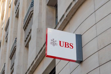 Cenevre, İsviçre - 17 Kasım 2024: Bir UBS banka şubesinin cephesinde imza ve logo. UBS Group AG, İsviçreli bir uluslararası bankacılık grubudur.