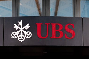 Cenevre, İsviçre - 17 Kasım 2024: UBS banka şubesinin girişinde imza ve logo. UBS Group AG, İsviçreli bir uluslararası bankacılık grubudur.