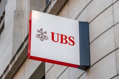 Cenevre, İsviçre - 17 Kasım 2024: Bir UBS banka şubesinin cephesinde imza ve logo. UBS Group AG, İsviçreli bir uluslararası bankacılık grubudur.