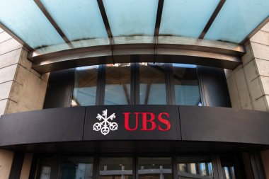 Cenevre, İsviçre - 17 Kasım 2024: UBS banka şubesinin girişinde imza ve logo. UBS Group AG, İsviçreli bir uluslararası bankacılık grubudur.