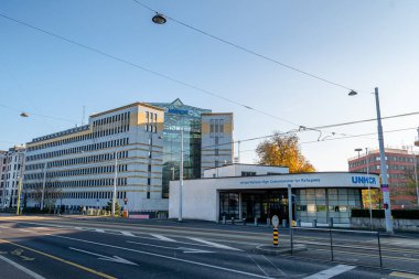 Cenevre, İsviçre - 16 Kasım 2024: Birleşmiş Milletler Mülteciler Yüksek Komiserliği (UNHCR, HCNUR veya UNHCR), hayat kurtarma ve mültecileri koruma amaçlı bir BM programı