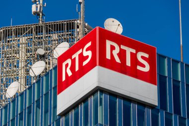Cenevre, İsviçre - 15 Kasım 2024: İsviçre Yayın Kurumuna (SSR) ait bir kamu hizmeti işitsel-görsel şirketi olan Radio Television Suisse 'nin (RTS) genel merkezinde imza ve logo)