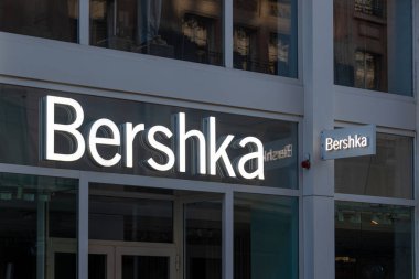 Cenevre, İsviçre - 17 Kasım 2024: bir Bershka butiğinin imza ve logosu. Bershka, İspanyol Inditex grubunun sahibi olduğu erkekler ve kadınlar için hazır giyim mağazaları zinciri.