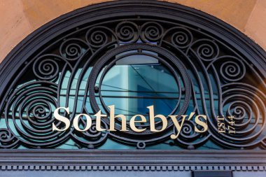 Cenevre, İsviçre - 17 Kasım 2024: Cenevre 'deki Sotheby binasının girişinde imza ve logo. Sotheby 's güzel sanatlar ve lüks eşya satışlarında uzmanlaşmış çok uluslu bir şirket.