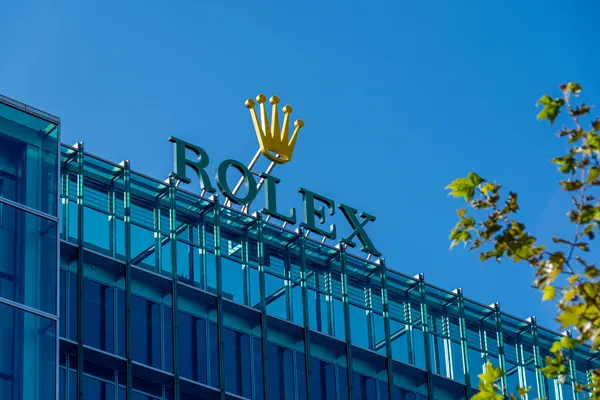 Cenevre, İsviçre - 15 Kasım 2024 Rolex genel merkez binasının tepesinde imza ve logo. Rolex İsviçreli bir saat üreticisi ve dünyanın önde gelen lüks saat markası.