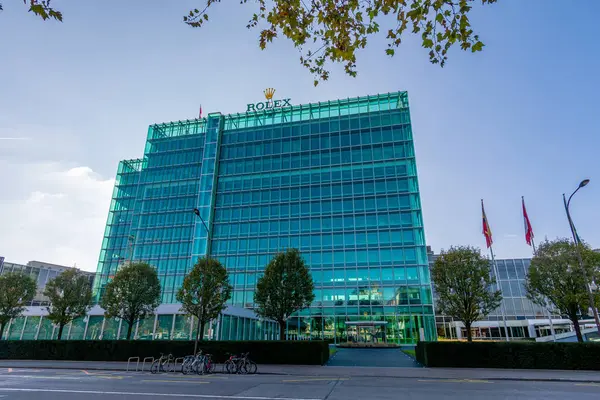 Cenevre, İsviçre - 15 Kasım 2024: Rolex genel merkez binasının dış görünüşü. Rolex İsviçreli bir saat üreticisi ve dünyanın önde gelen lüks saat markası.