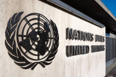 Cenevre, İsviçre - 16 Kasım 2024: Birleşmiş Milletler 'in Cenevre' deki Birleşmiş Milletler Ofisi 'ne ev sahipliği yapan Palais des Nations' ın girişindeki tabelada Birleşmiş Milletler logosu yakın plan