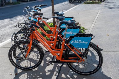 Cenevre, İsviçre - 15 Kasım 2024: VeloPartage ağından birkaç motorun sıralanması. VeloPartage, Cenevre 'nin kendi kendine hizmet eden bisiklet paylaşım sistemi.