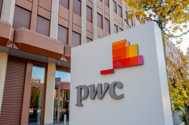 Cenevre, İsviçre - 16 Kasım 2024: Cenevre 'deki PricewaterhouseCoopers (PWC) genel merkezine giriş. PwC, İngiltere 'nin uluslararası denetim, muhasebe ve danışmanlık şirketleri ağıdır.