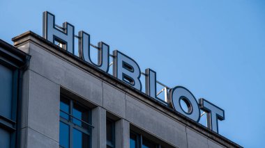 Cenevre, İsviçre - 15 Kasım 2024: Hublot ticari tabelası Cenevre 'de bir binanın tepesinde. Hublot, Fransız lüks grubu LVMH 'ye bağlı İsviçreli bir saatçi.