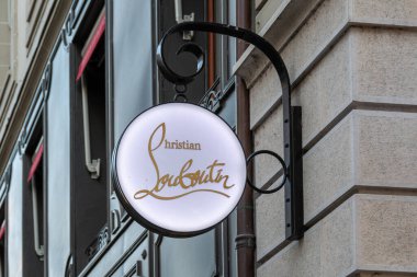 Cenevre, İsviçre - 17 Kasım 2024: Cenevre 'de bir Louboutin butiğinin ticari işareti. Christian Louboutin, kırmızı dantelli topuklu ayakkabılarıyla ünlü lüks ayakkabılar tasarlayan Fransız bir tasarımcı.